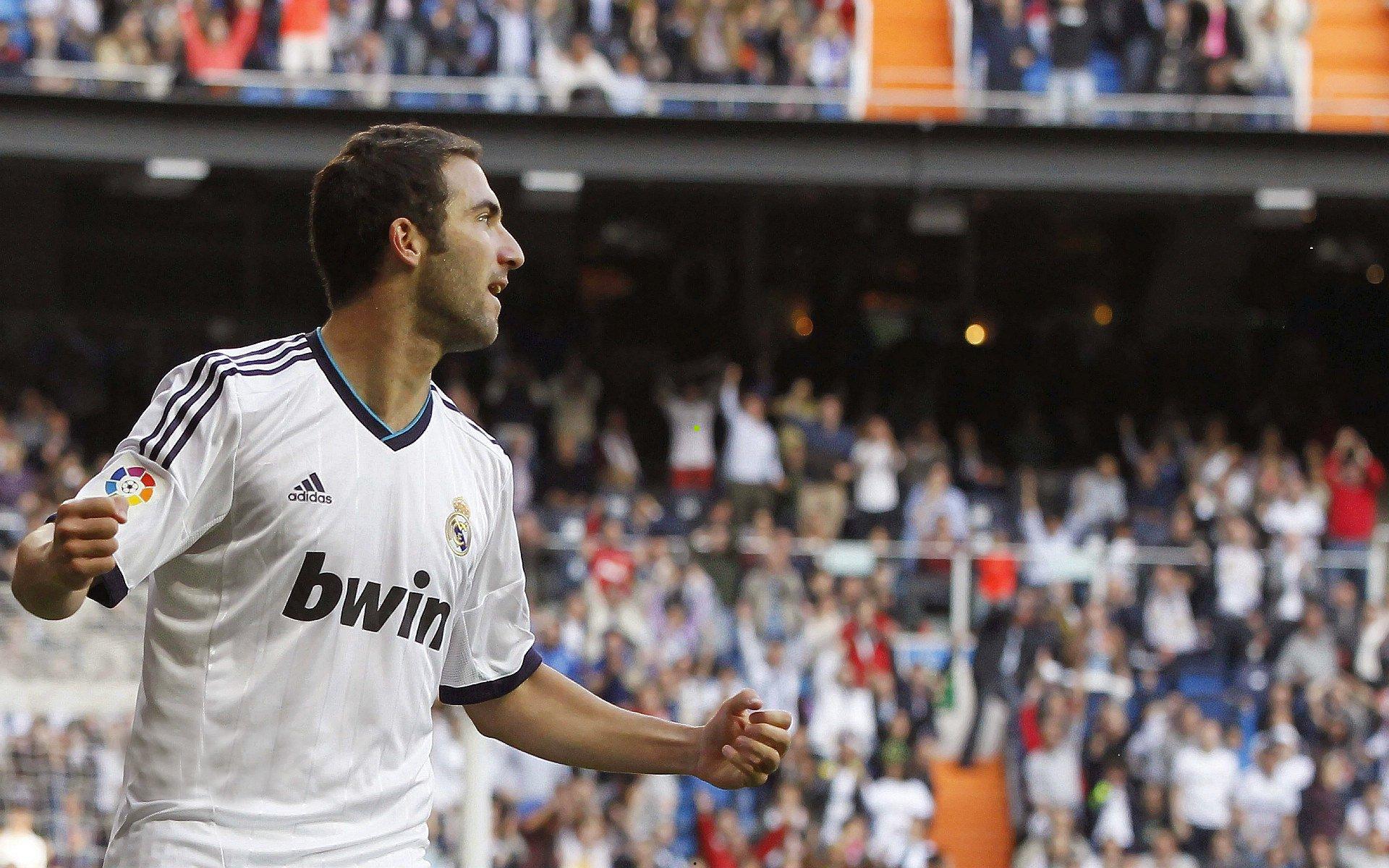 广州城顽强逼平泰山队收获宝贵一分，同城兄弟球队借此提升排名；主教练范加斯特盛赞防守韧性